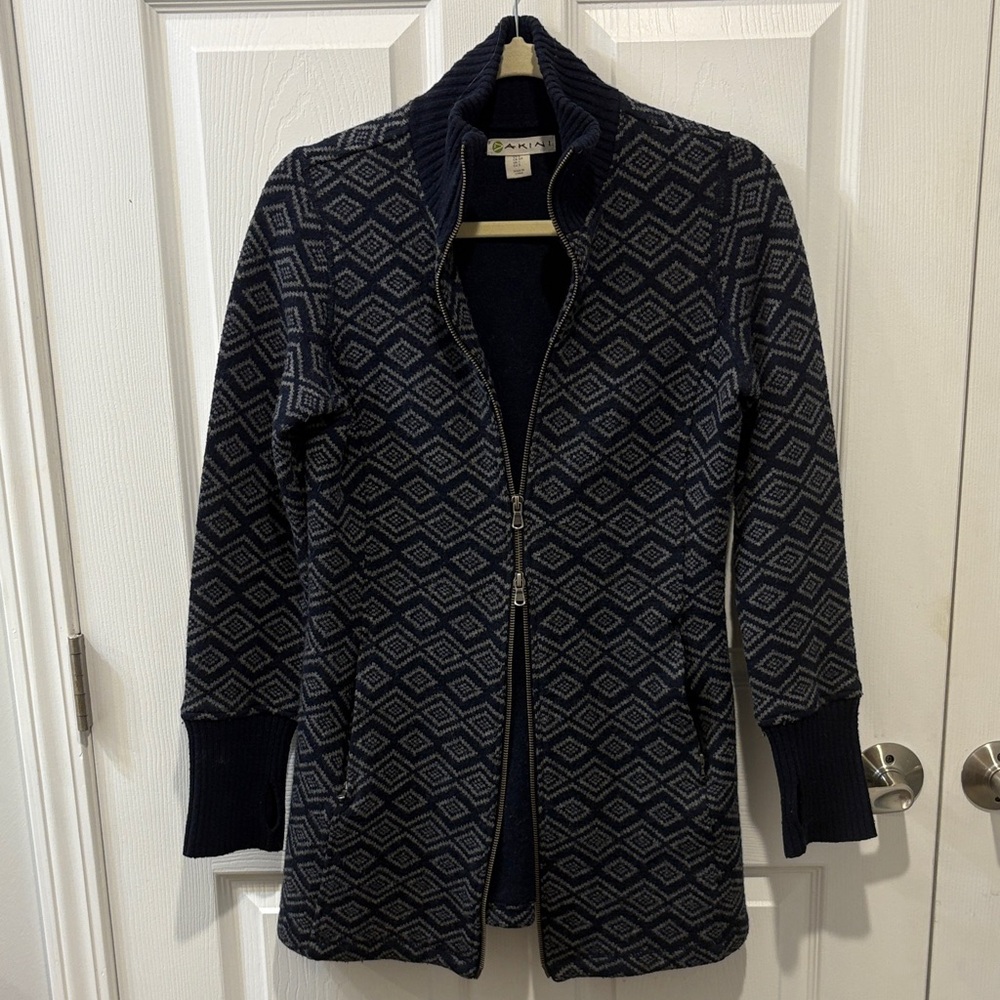 Dakini Navy and White Patterned Sweater